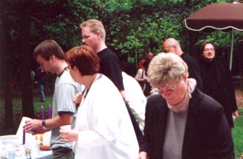 Andrang am reichlich gedeckten Tisch